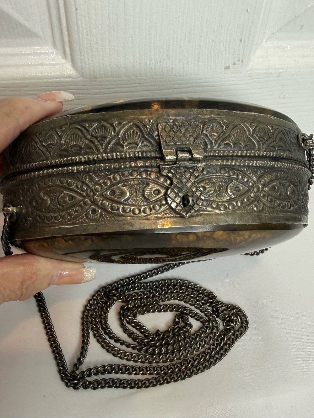 ASOS OVAL SHAPED METAL CROSSBODY PURSE - Picture 4 of 15